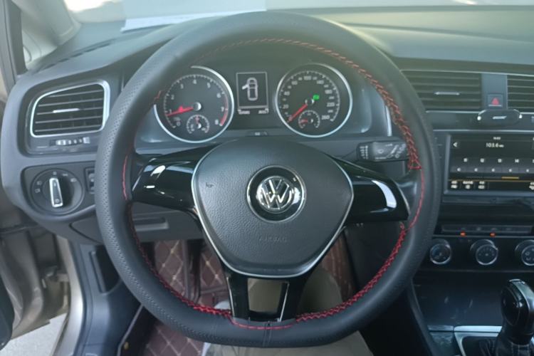 Used Volkswagen Golf 2017 230TSI Automatic Comfort Edition – Celebrating Milestone of One Million Units Steering Wheel
