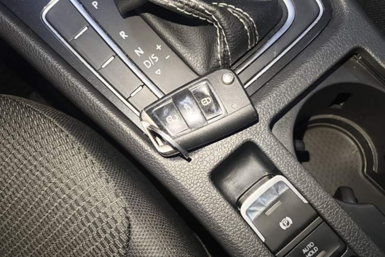 Used Volkswagen Golf 2017 1.6L Automatic Comfort Million-Vehicle Anniversary Edition Vehicle Key