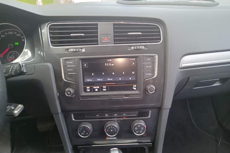 Used Volkswagen Golf 2017 1.6L Automatic Comfort Million-Vehicle Anniversary Edition Audio And AC Panel