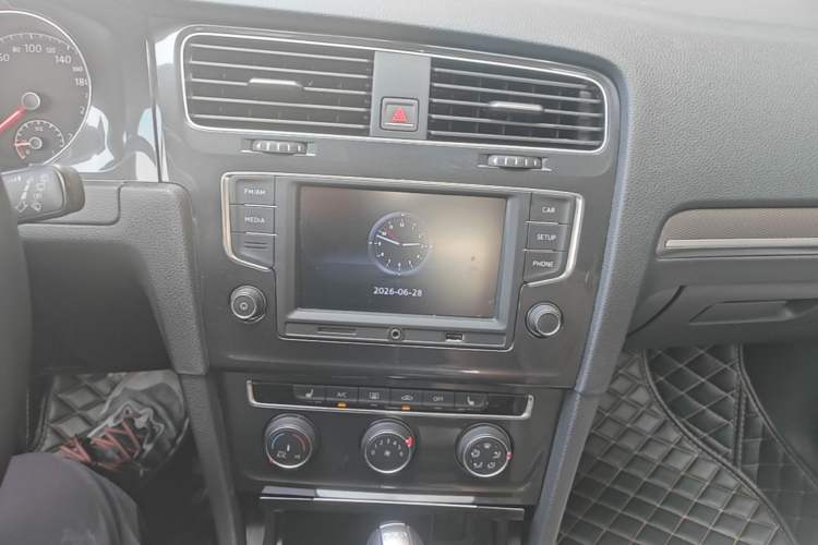 Used Volkswagen Golf 2017 230TSI Automatic Luxury Million-Vehicle Commemorative Edition Audio And AC Panel