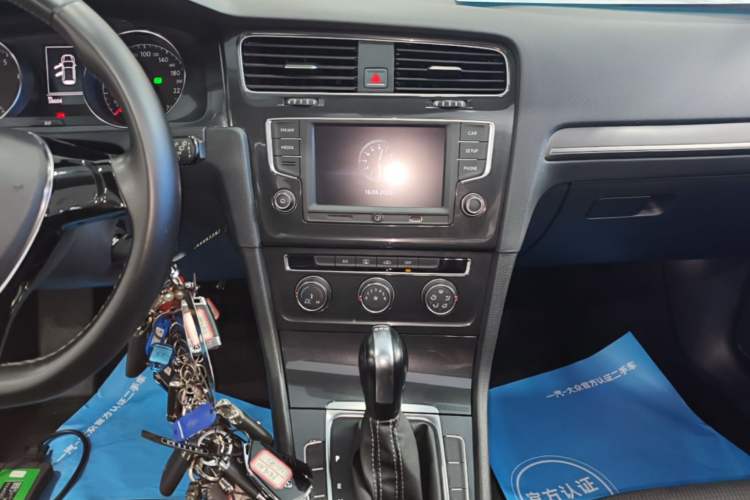 Used Volkswagen Golf 2017 230TSI Automatic Comfort Edition – Celebrating Milestone of One Million Units Audio And AC Panel