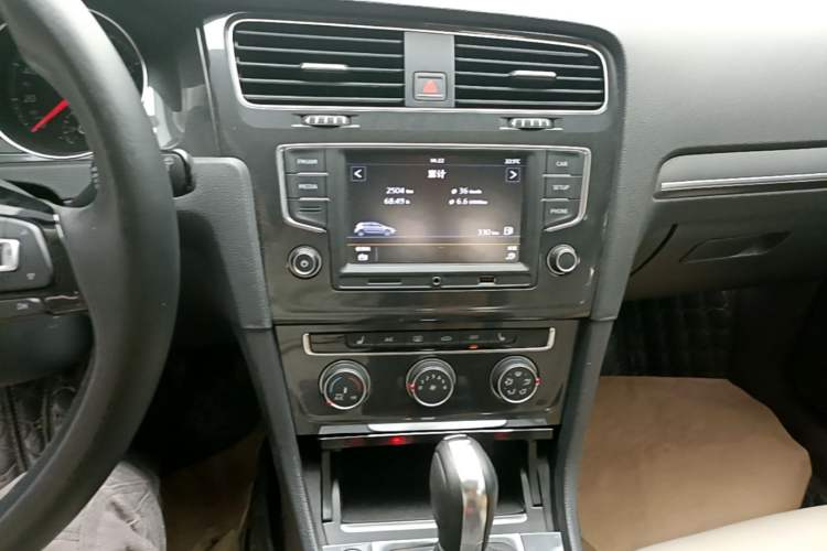 Used Volkswagen Golf 2017 230TSI Automatic Luxury Million-Vehicle Commemorative Edition Audio And AC Panel