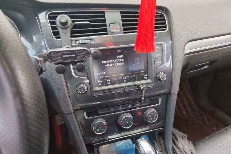 Used Volkswagen Golf 2017 230TSI Automatic Comfort Edition – Celebrating Milestone of One Million Units Audio And AC Panel