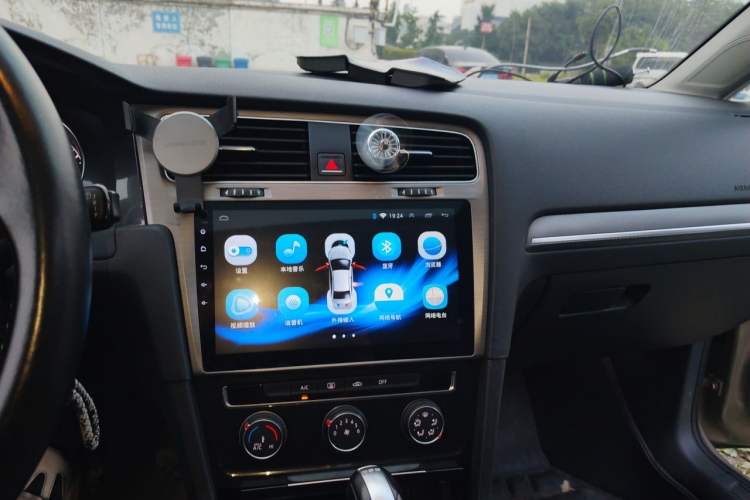 Used Volkswagen Golf 2017 230TSI Automatic Comfort Edition – Celebrating Milestone of One Million Units Audio And AC Panel