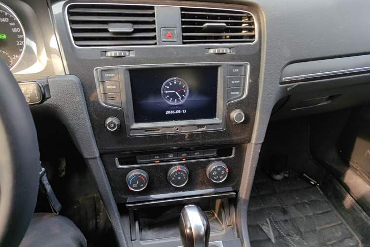 Used Volkswagen Golf 2017 1.6L Automatic Comfort Million-Vehicle Anniversary Edition Audio And AC Panel