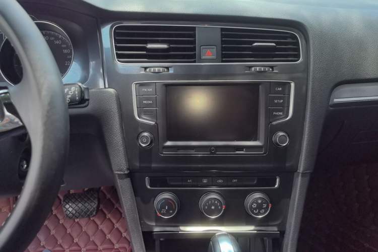 Used Volkswagen Golf 2017 1.6L Automatic Comfort Million-Vehicle Anniversary Edition Audio And AC Panel