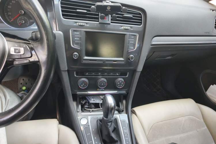 Used Volkswagen Golf 2017 230TSI Automatic Luxury Million-Vehicle Commemorative Edition Audio And AC Panel