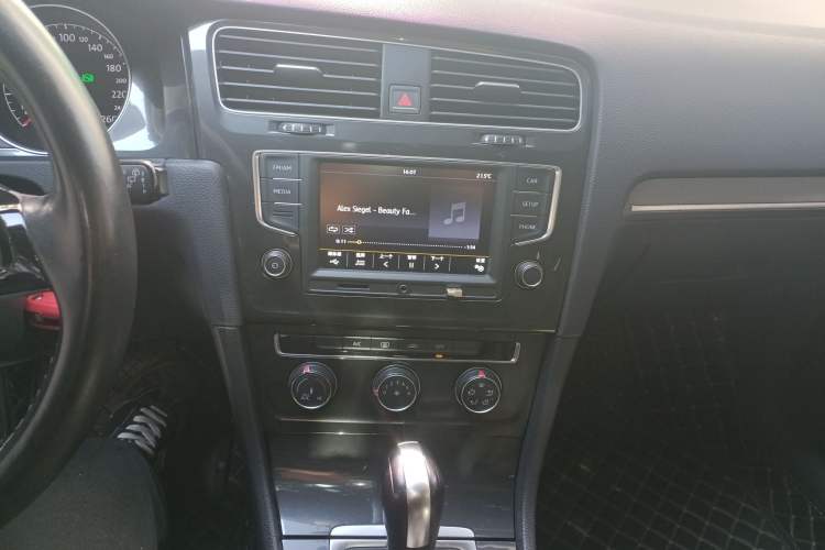 Used Volkswagen Golf 2017 1.6L Automatic Comfort Million-Vehicle Anniversary Edition Audio And AC Panel