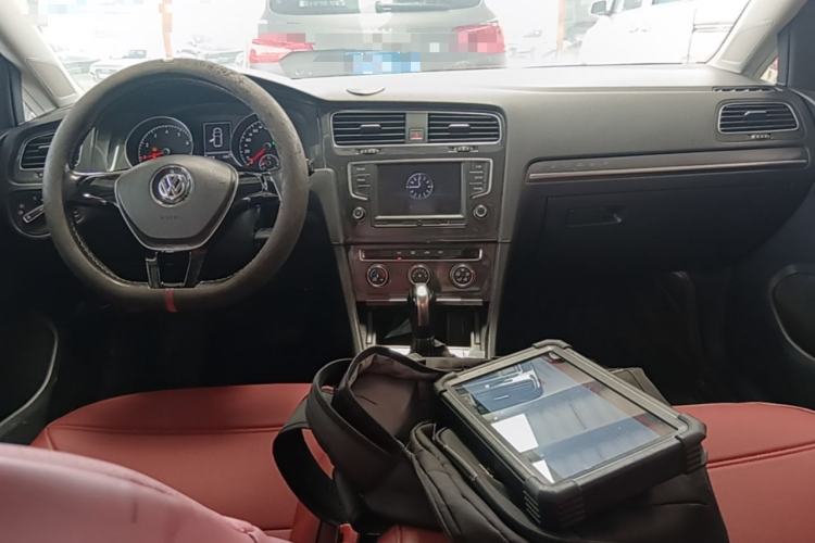 Used Volkswagen Golf 2017 230TSI Automatic Comfort Edition – Celebrating Milestone of One Million Units Center Console