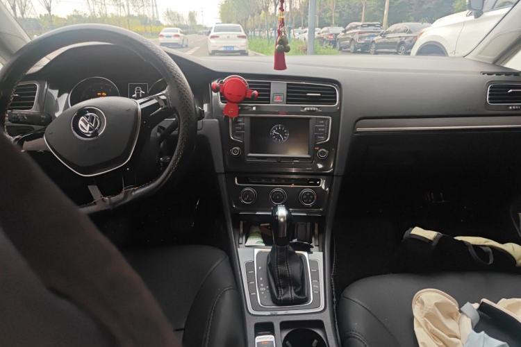 Used Volkswagen Golf 2017 230TSI Automatic Comfort Edition – Celebrating Milestone of One Million Units Center Console
