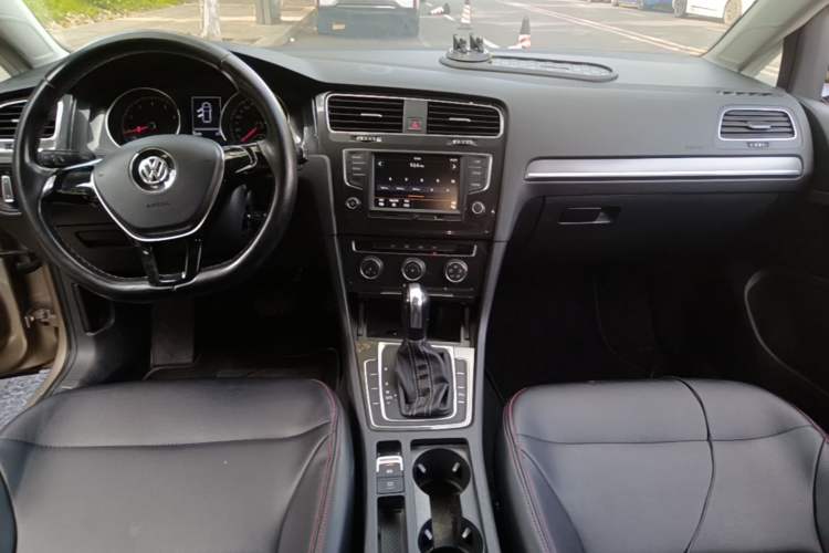 Used Volkswagen Golf 2017 1.6L Automatic Comfort Million-Vehicle Anniversary Edition Center Console