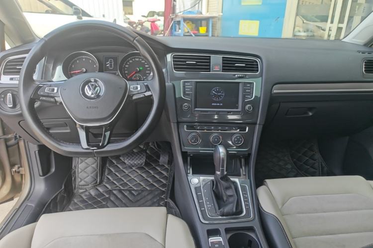 Used Volkswagen Golf 2017 230TSI Automatic Luxury Million-Vehicle Commemorative Edition Center Console