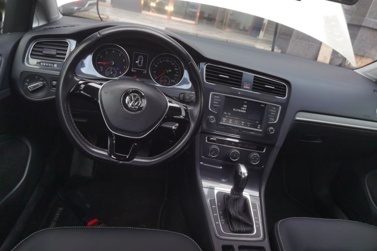 Used Volkswagen Golf 2017 230TSI Automatic Comfort Edition – Celebrating Milestone of One Million Units Center Console