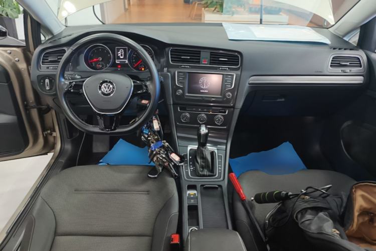 Used Volkswagen Golf 2017 230TSI Automatic Comfort Edition – Celebrating Milestone of One Million Units Center Console