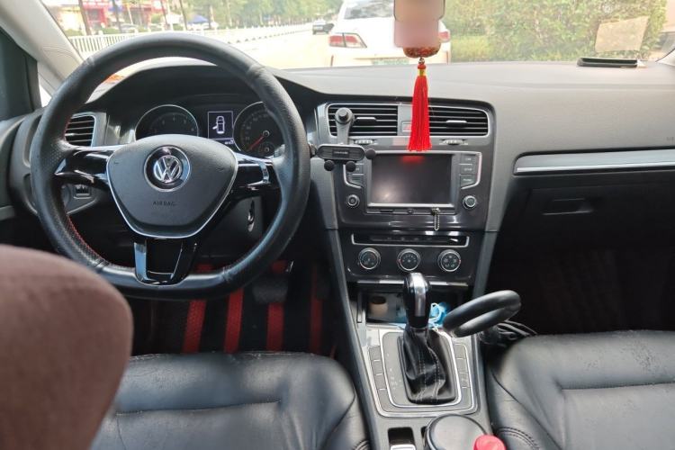 Used Volkswagen Golf 2017 230TSI Automatic Comfort Edition – Celebrating Milestone of One Million Units Center Console