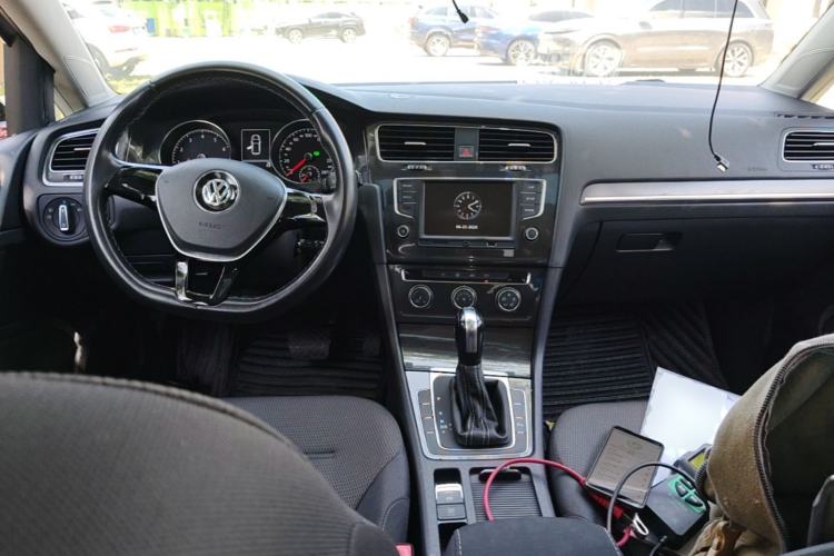 Used Volkswagen Golf 2017 230TSI Automatic Comfort Edition – Celebrating Milestone of One Million Units Center Console
