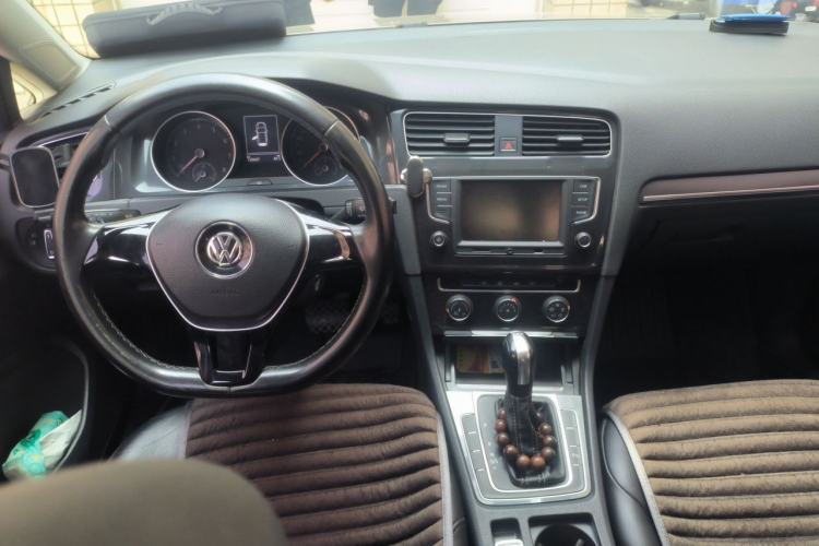 Used Volkswagen Golf 2017 230TSI Automatic Comfort Edition – Celebrating Milestone of One Million Units Center Console