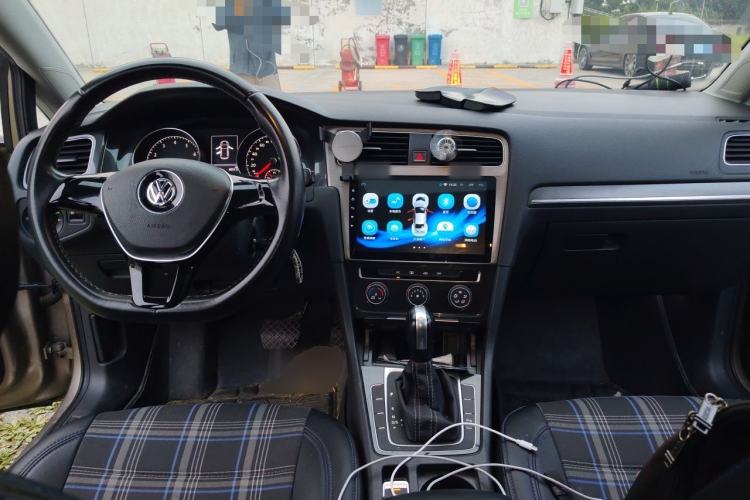Used Volkswagen Golf 2017 230TSI Automatic Comfort Edition – Celebrating Milestone of One Million Units Center Console