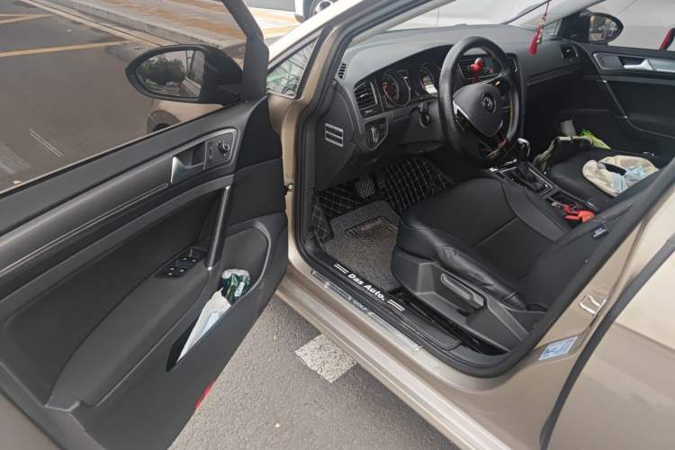Used Volkswagen Golf 2017 230TSI Automatic Comfort Edition – Celebrating Milestone of One Million Units Driver Seat