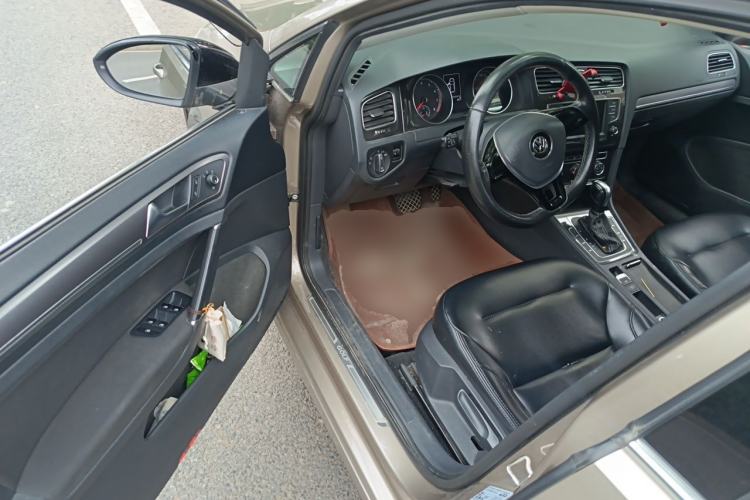 Used Volkswagen Golf 2017 1.6L Automatic Comfort Million-Vehicle Anniversary Edition Driver Seat