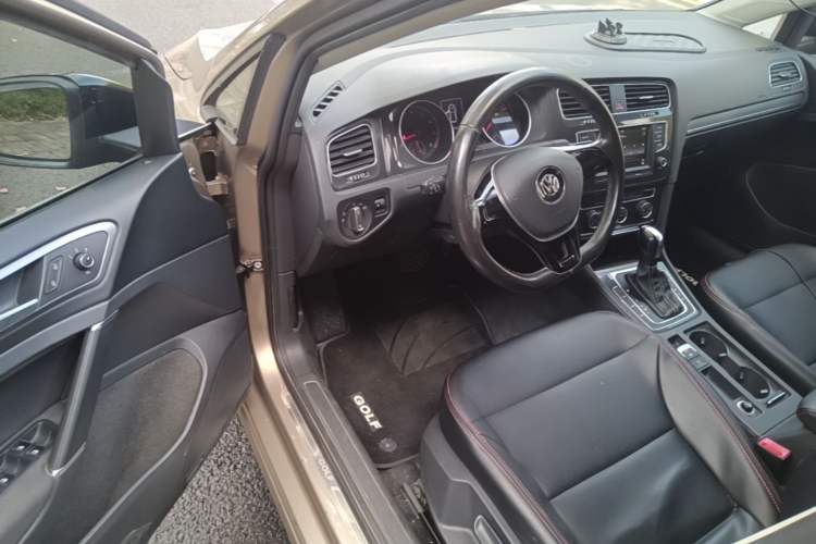 Used Volkswagen Golf 2017 1.6L Automatic Comfort Million-Vehicle Anniversary Edition Driver Seat
