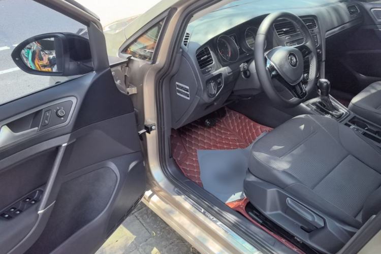 Used Volkswagen Golf 2017 1.6L Automatic Comfort Million-Vehicle Anniversary Edition Driver Seat