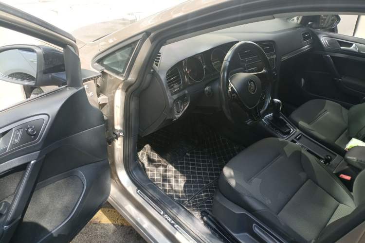 Used Volkswagen Golf 2017 1.6L Automatic Comfort Million-Vehicle Anniversary Edition Driver Seat