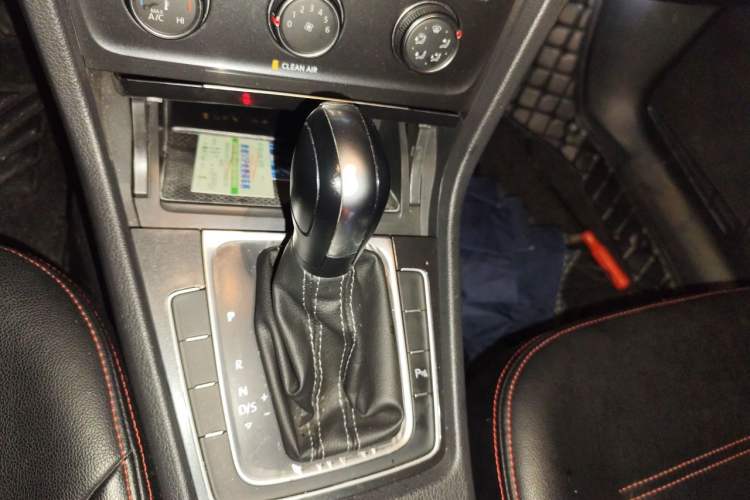Used Volkswagen Golf 2017 1.6L Automatic Comfort Million-Vehicle Anniversary Edition Gear Lever