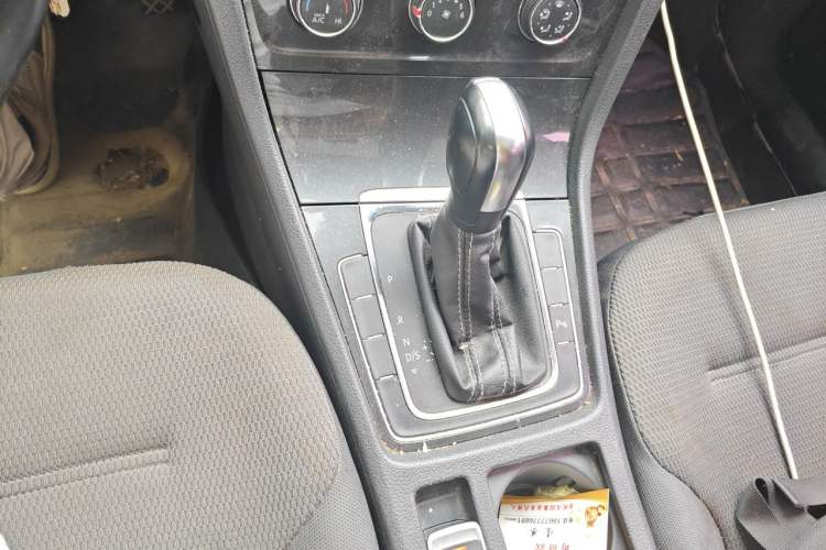 Used Volkswagen Golf 2017 230TSI Automatic Comfort Edition – Celebrating Milestone of One Million Units Gear Lever