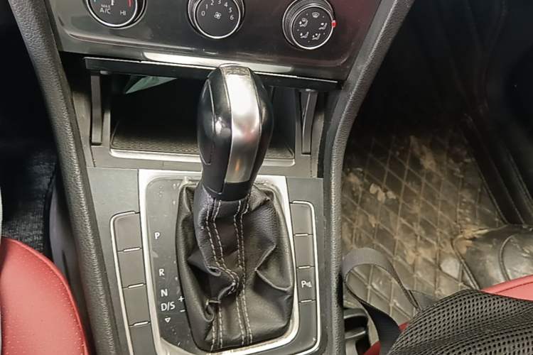 Used Volkswagen Golf 2017 230TSI Automatic Comfort Edition – Celebrating Milestone of One Million Units Gear Lever