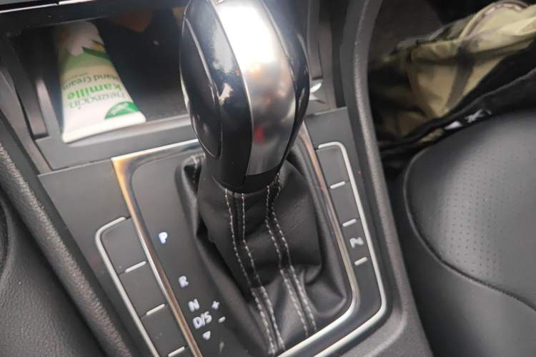 Used Volkswagen Golf 2017 230TSI Automatic Comfort Edition – Celebrating Milestone of One Million Units Gear Lever