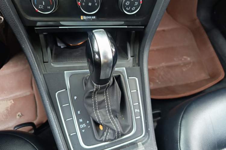 Used Volkswagen Golf 2017 1.6L Automatic Comfort Million-Vehicle Anniversary Edition Gear Lever