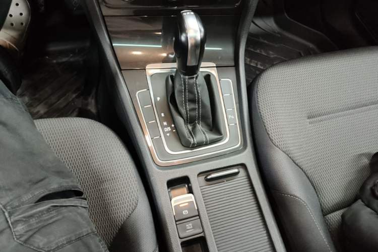 Used Volkswagen Golf 2017 230TSI Automatic Comfort Edition – Celebrating Milestone of One Million Units Gear Lever
