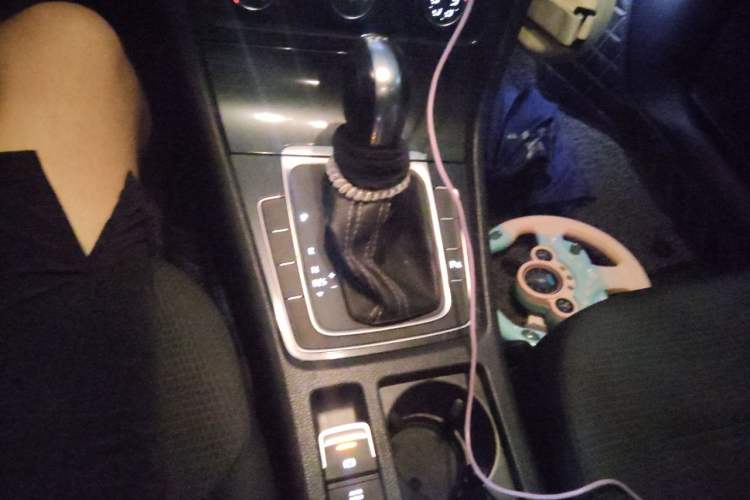 Used Volkswagen Golf 2017 230TSI Automatic Comfort Edition – Celebrating Milestone of One Million Units Gear Lever