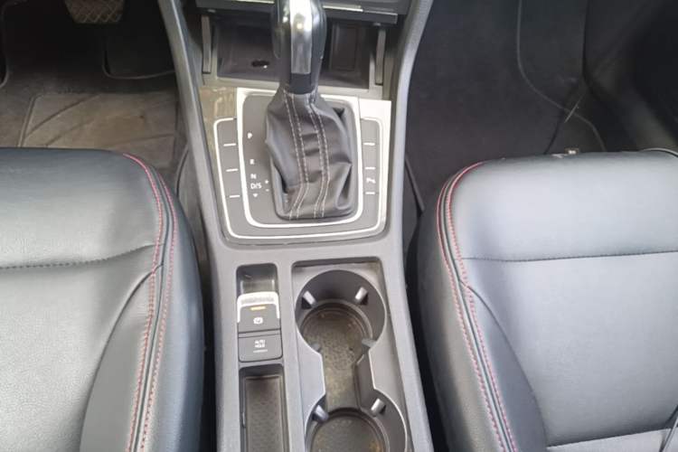 Used Volkswagen Golf 2017 1.6L Automatic Comfort Million-Vehicle Anniversary Edition Gear Lever