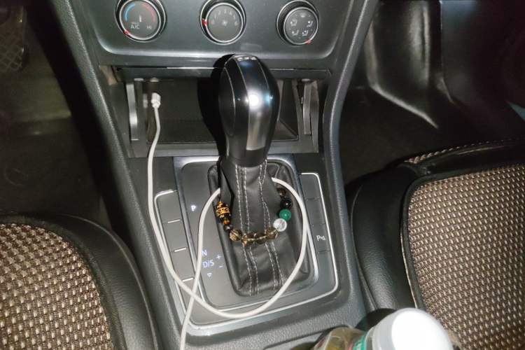 Used Volkswagen Golf 2017 230TSI Automatic Comfort Edition – Celebrating Milestone of One Million Units Gear Lever