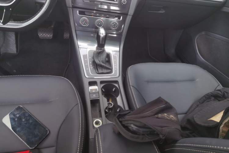 Used Volkswagen Golf 2017 230TSI Automatic Comfort Edition – Celebrating Milestone of One Million Units Gear Lever