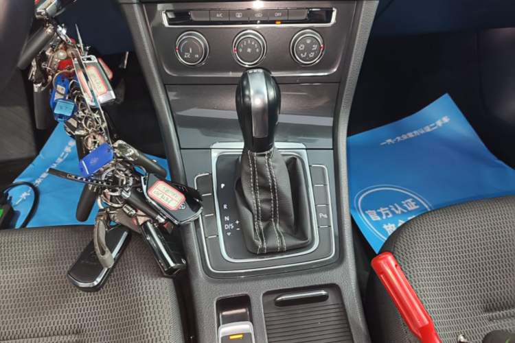 Used Volkswagen Golf 2017 230TSI Automatic Comfort Edition – Celebrating Milestone of One Million Units Gear Lever