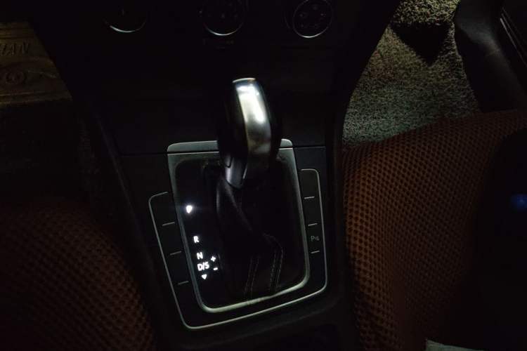 Used Volkswagen Golf 2017 1.6L Automatic Comfort Million-Vehicle Anniversary Edition Gear Lever