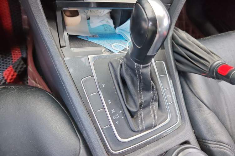 Used Volkswagen Golf 2017 230TSI Automatic Comfort Edition – Celebrating Milestone of One Million Units Gear Lever