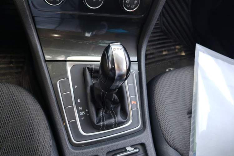Used Volkswagen Golf 2017 230TSI Automatic Comfort Edition – Celebrating Milestone of One Million Units Gear Lever