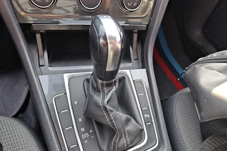 Used Volkswagen Golf 2017 230TSI Automatic Comfort Edition – Celebrating Milestone of One Million Units Gear Lever