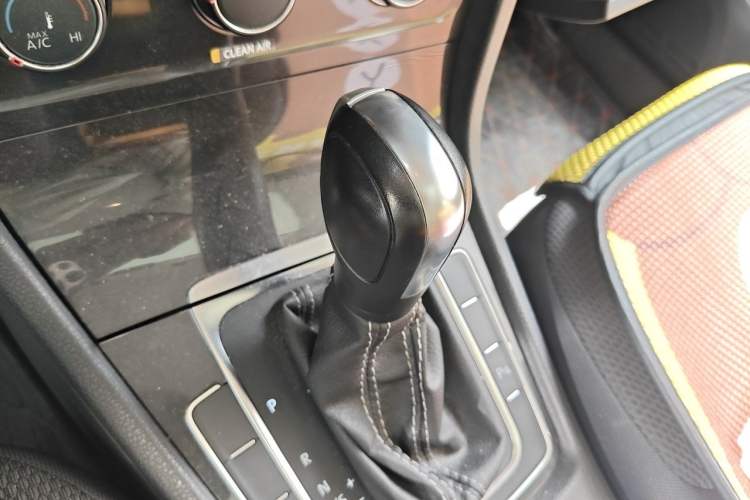 Used Volkswagen Golf 2017 1.6L Automatic Comfort Million-Vehicle Anniversary Edition Gear Lever