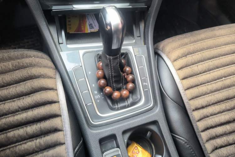 Used Volkswagen Golf 2017 230TSI Automatic Comfort Edition – Celebrating Milestone of One Million Units Gear Lever