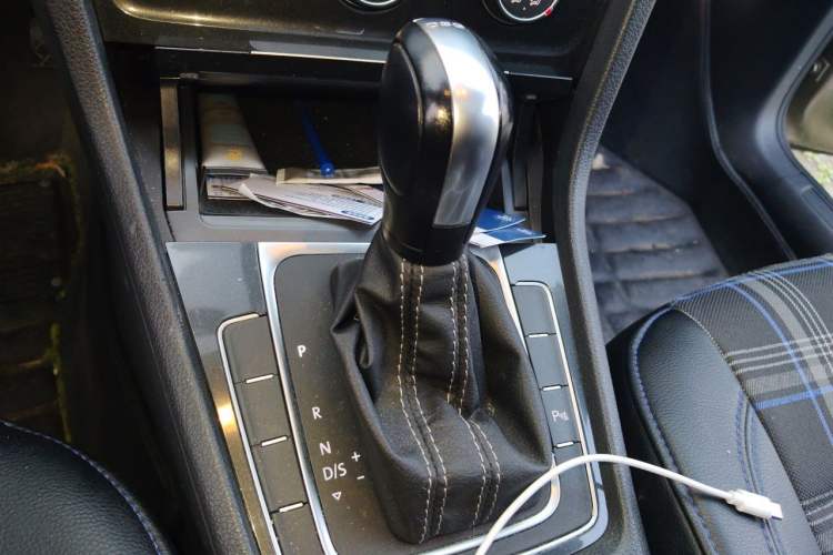 Used Volkswagen Golf 2017 230TSI Automatic Comfort Edition – Celebrating Milestone of One Million Units Gear Lever