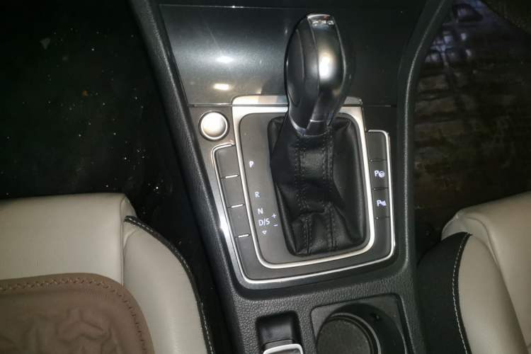 Used Volkswagen Golf 2017 230TSI Automatic Luxury Million-Vehicle Commemorative Edition Gear Lever