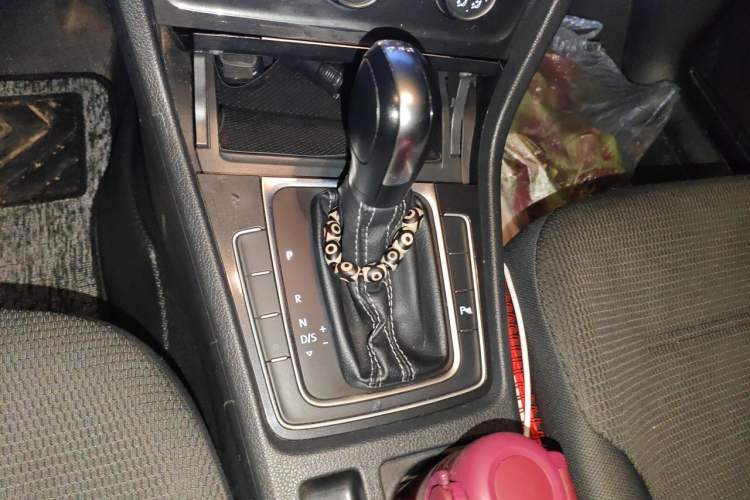 Used Volkswagen Golf 2017 230TSI Automatic Comfort Edition – Celebrating Milestone of One Million Units Gear Lever
