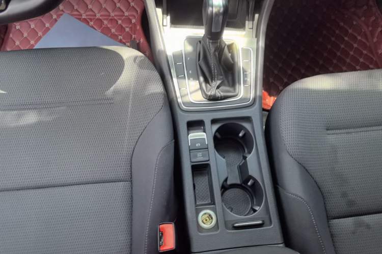 Used Volkswagen Golf 2017 1.6L Automatic Comfort Million-Vehicle Anniversary Edition Gear Lever