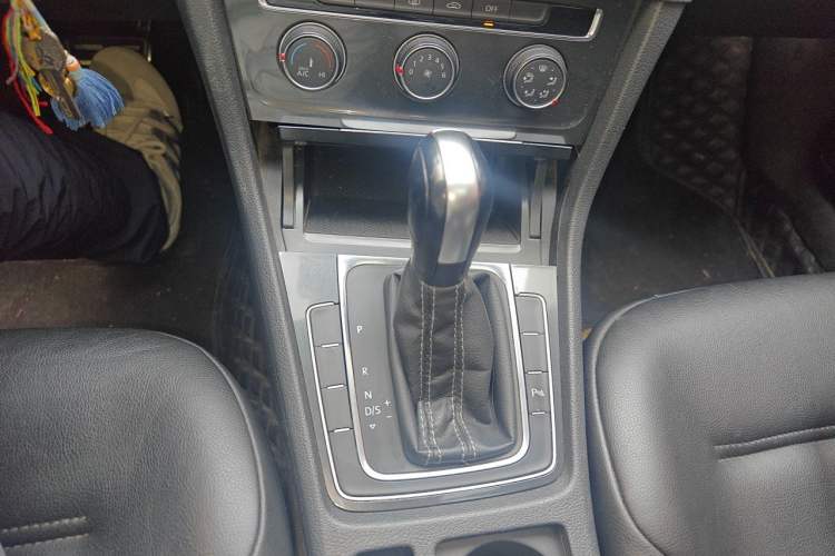 Used Volkswagen Golf 2017 1.6L Automatic Comfort Million-Vehicle Anniversary Edition Gear Lever