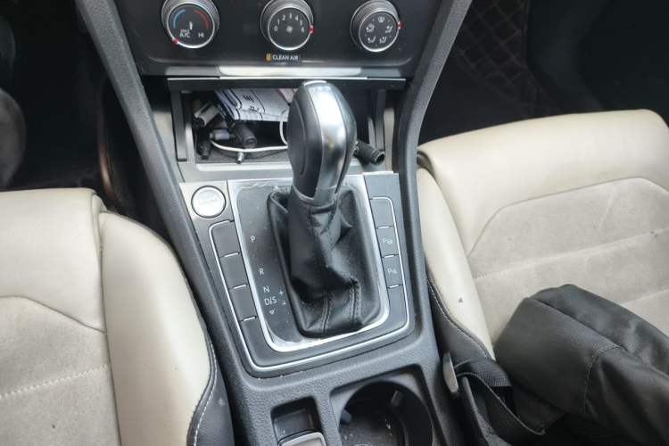 Used Volkswagen Golf 2017 230TSI Automatic Luxury Million-Vehicle Commemorative Edition Gear Lever